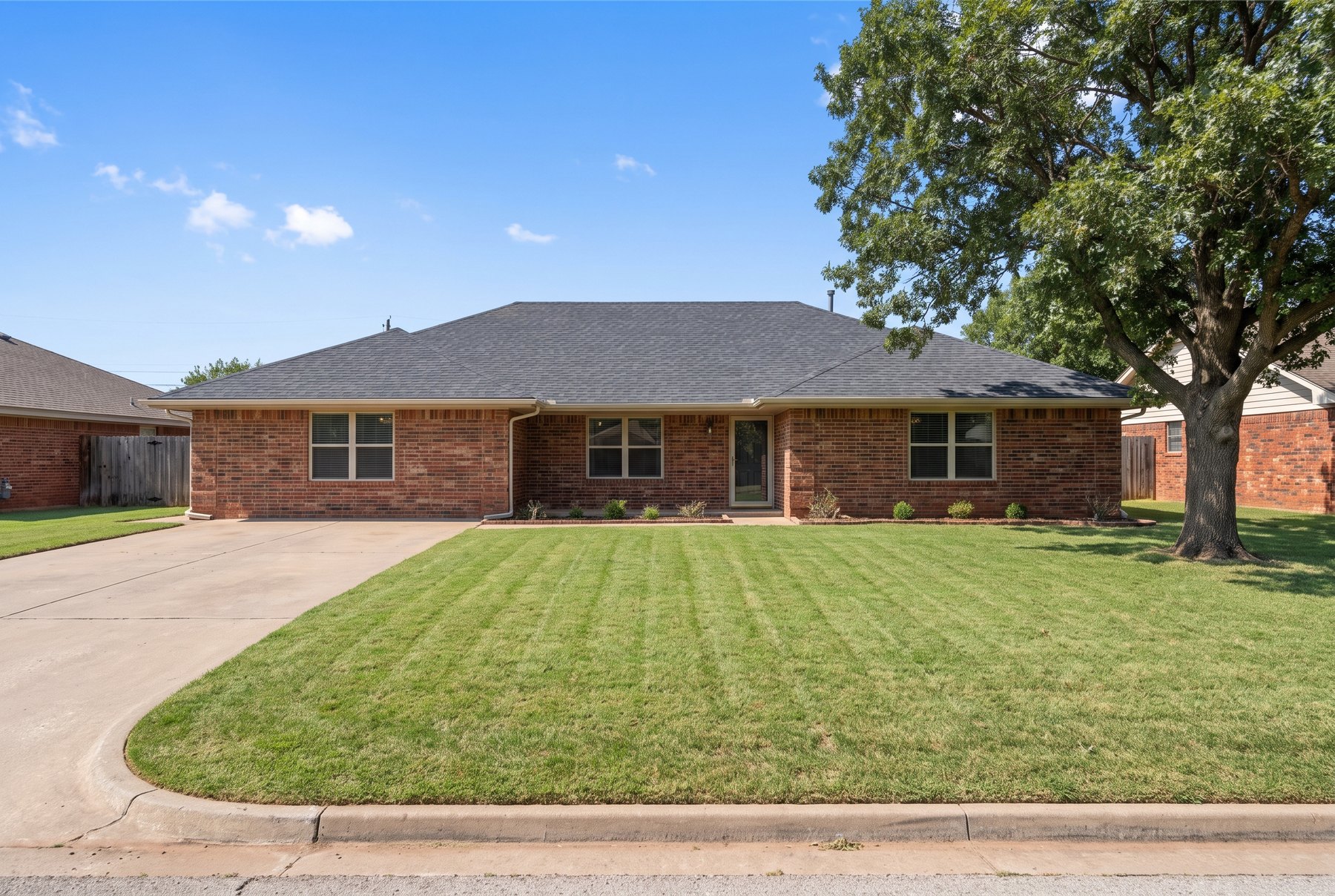 A Tulsa brick ranch home from the kerb with a new architectural shingle roof